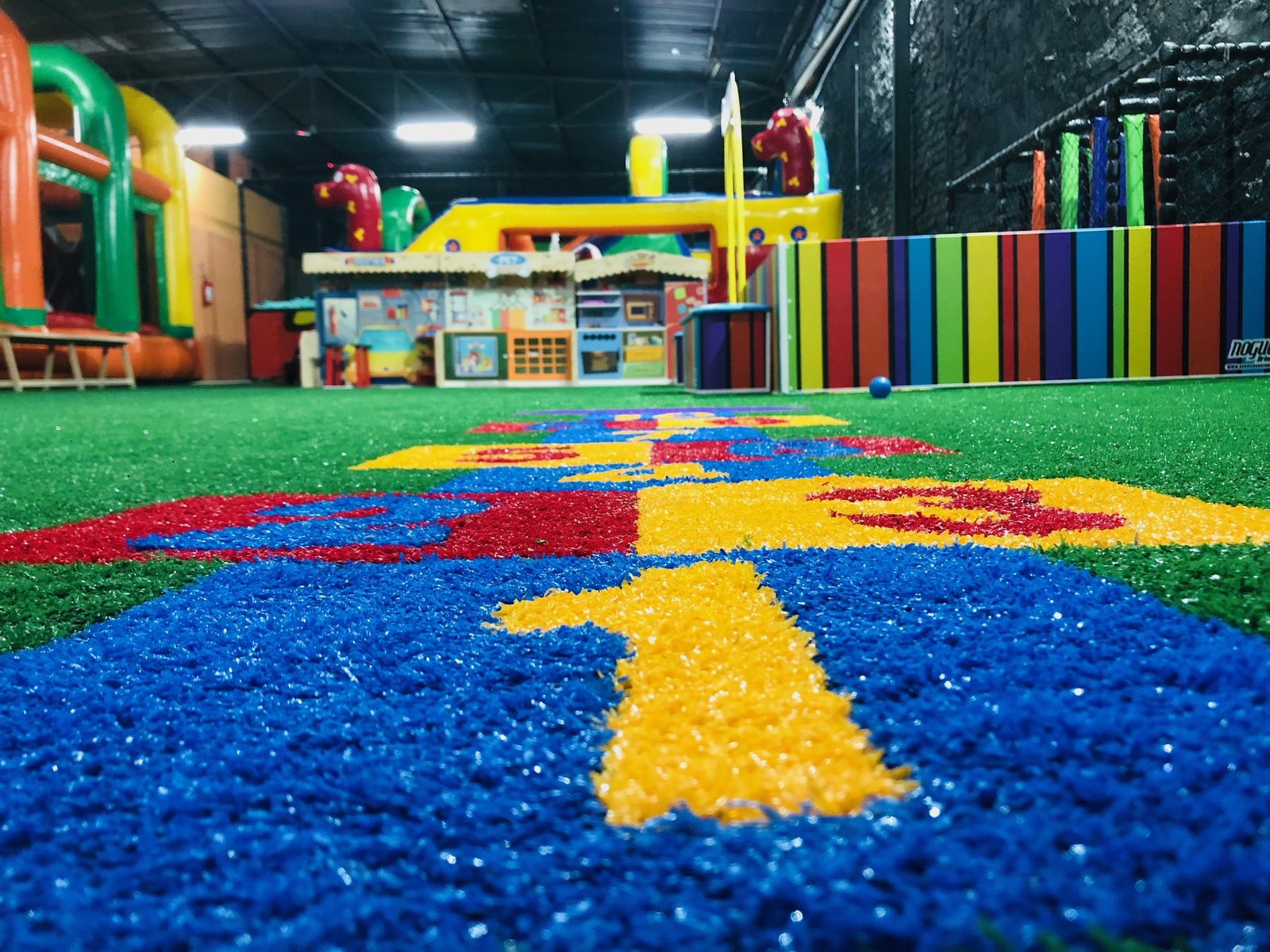 Crianças se divertindo no Pira Pop Park, parque de trampolins em São Paulo