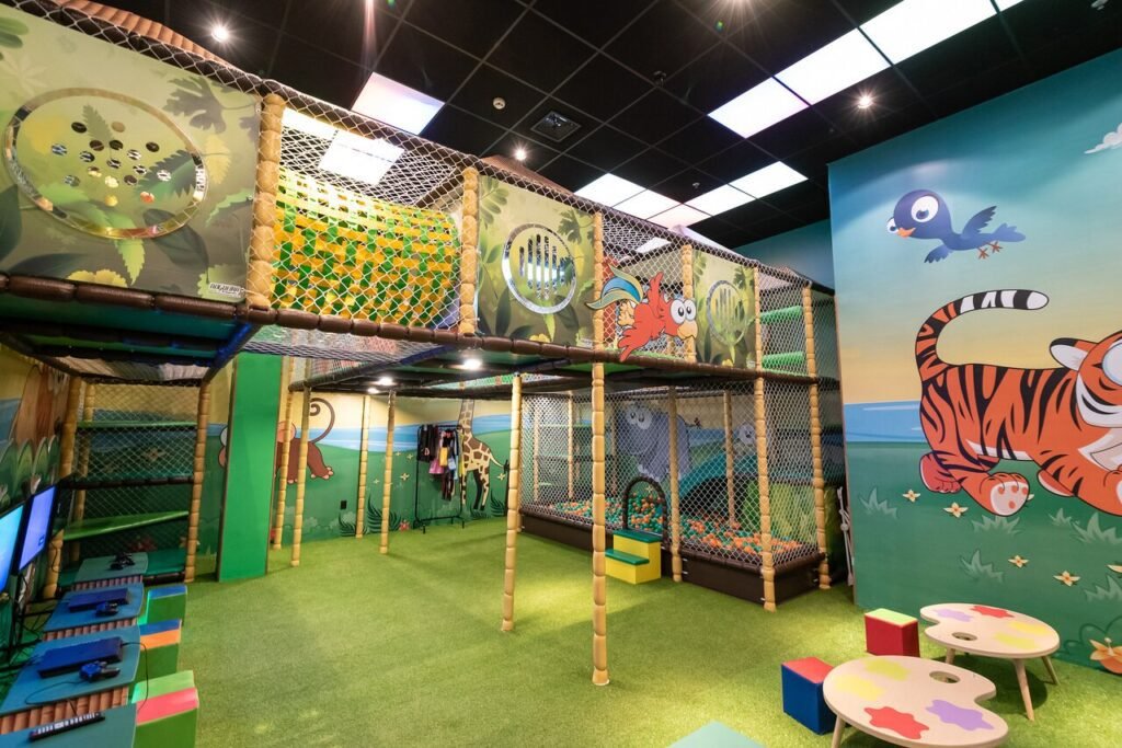 Família desfrutando de uma refeição durante a Restaurant Week em São Paulo, com crianças se divertindo em um espaço kids