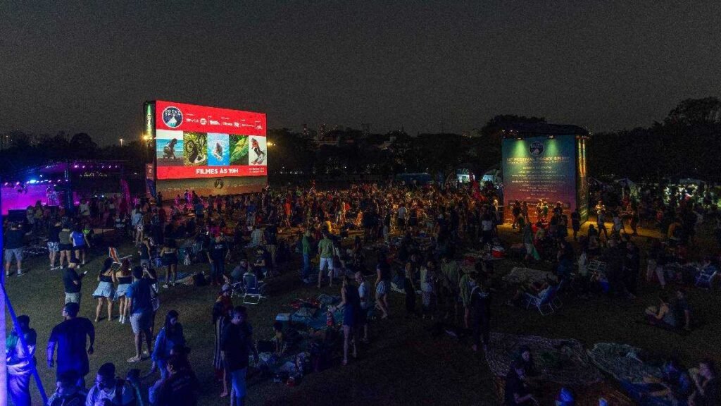 Público desfrutando do Rocky Spirit 2026, um festival de cinema ao ar livre no Parque Villa-Lobos, São Paulo.