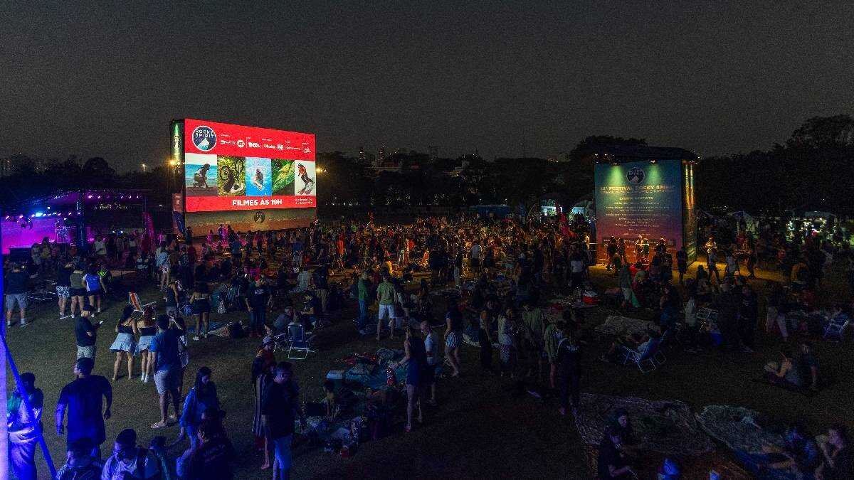 Público desfrutando do Rocky Spirit 2026, um festival de cinema ao ar livre no Parque Villa-Lobos, São Paulo.