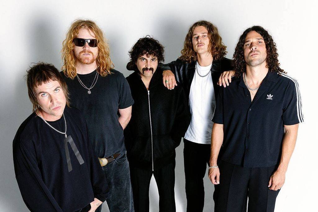 Banda Sticky Fingers se apresentando ao vivo em um show enérgico