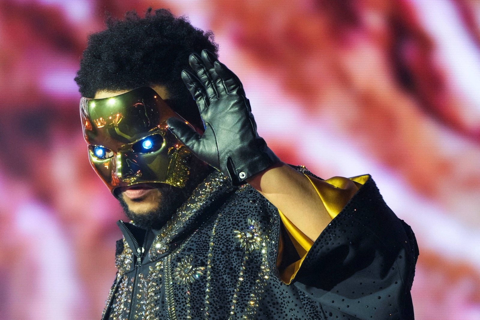 The Weeknd e Anitta no palco do Morumbi durante apresentação ao vivo