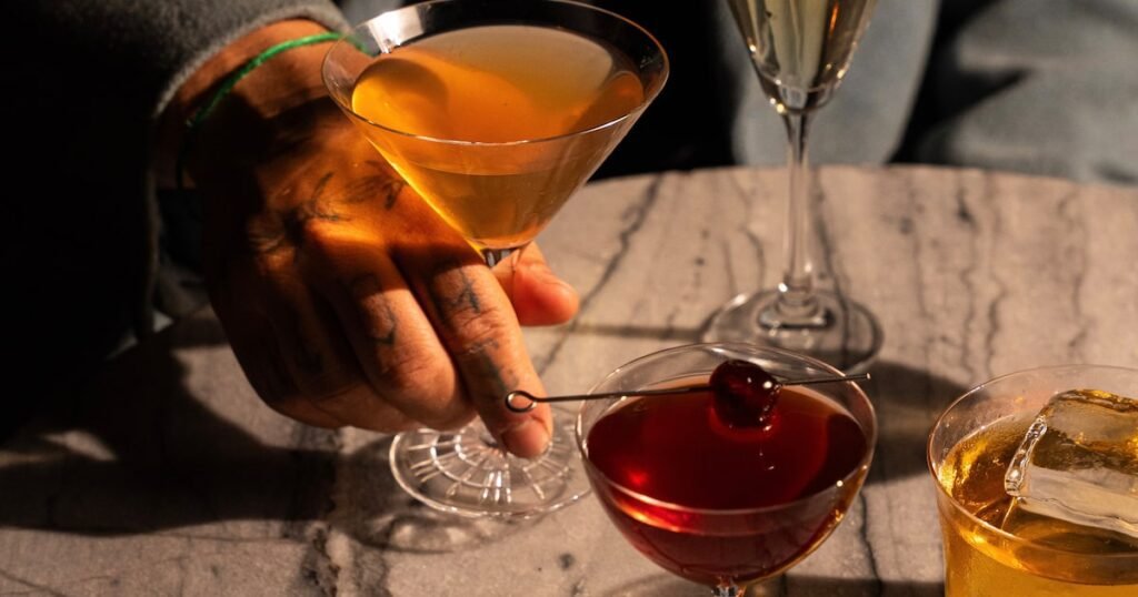 Tiny cocktails servidos em pequenos copos coloridos com frutas e ervas