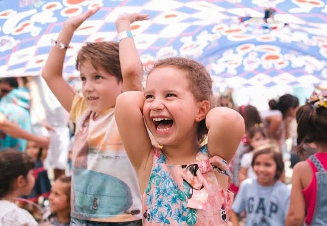 Imagem da Virada Cultural 2026 em São Paulo, com pessoas participando de diversas atividades culturais em um ambiente festivo.