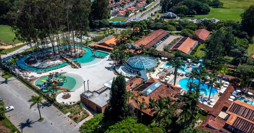 Família se divertindo no complexo aquático do Hotel Fazenda Mazzaropi em Taubaté, São Paulo