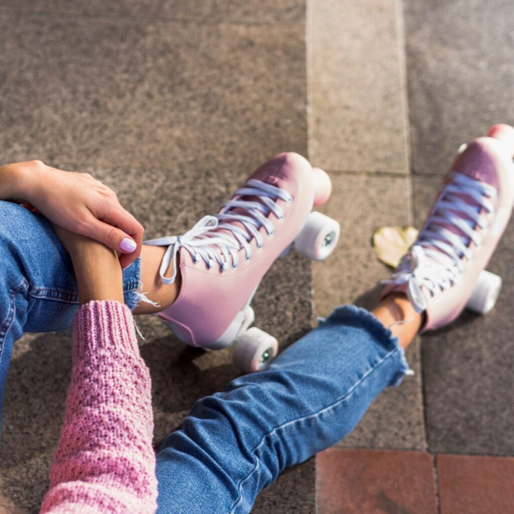 Aulões gratuitos de patinação no Shopping West Plaza, famílias se divertindo em um ambiente ao ar livre.