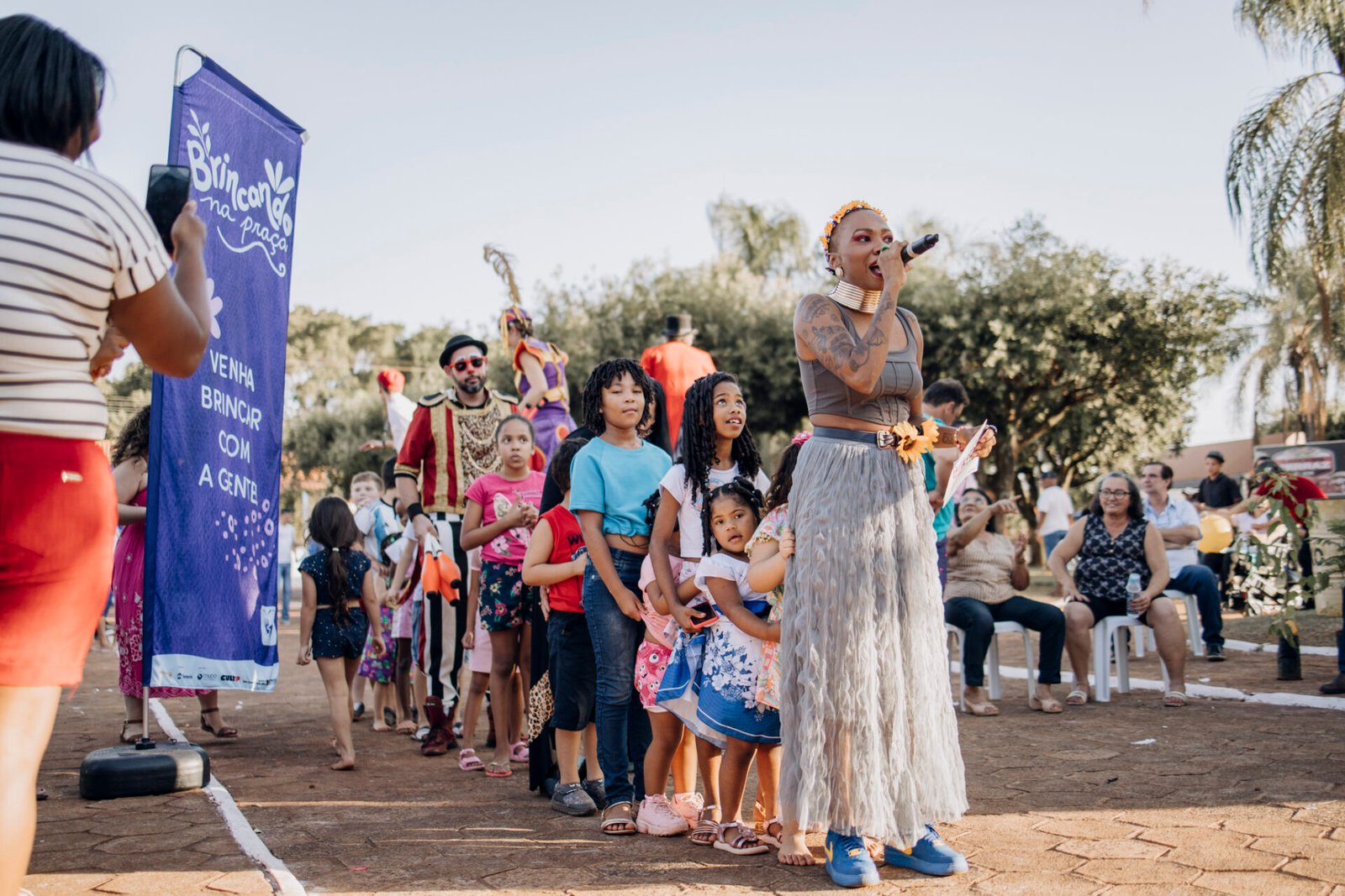 Crianças brincando e se divertindo em um evento ao ar livre na Praça Agita Zona Leste