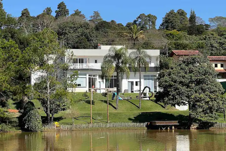 Vista panorâmica da Casa do Lago Atibaia Resort com lago e piscina