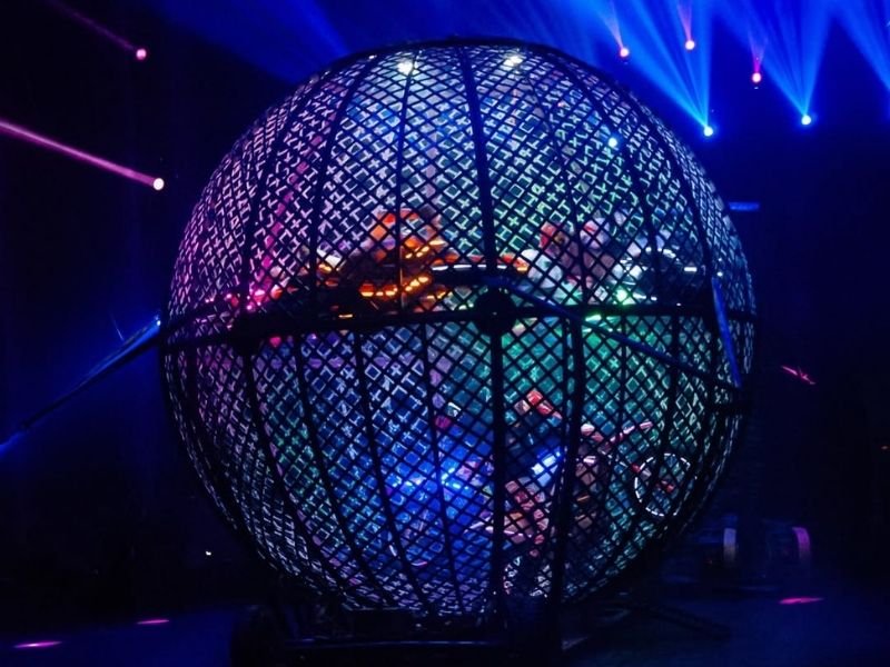 Circo Maximus em São Bernardo do Campo com artistas em ação e público encantado