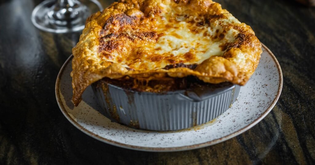 Comida deliciosa para o Dia das Mães, como quiches, tortas e entradas de restaurantes