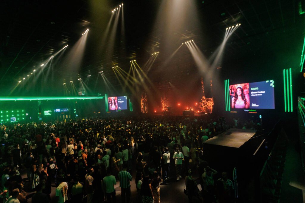 Show no Espaço Unimed com público animado e iluminação vibrante