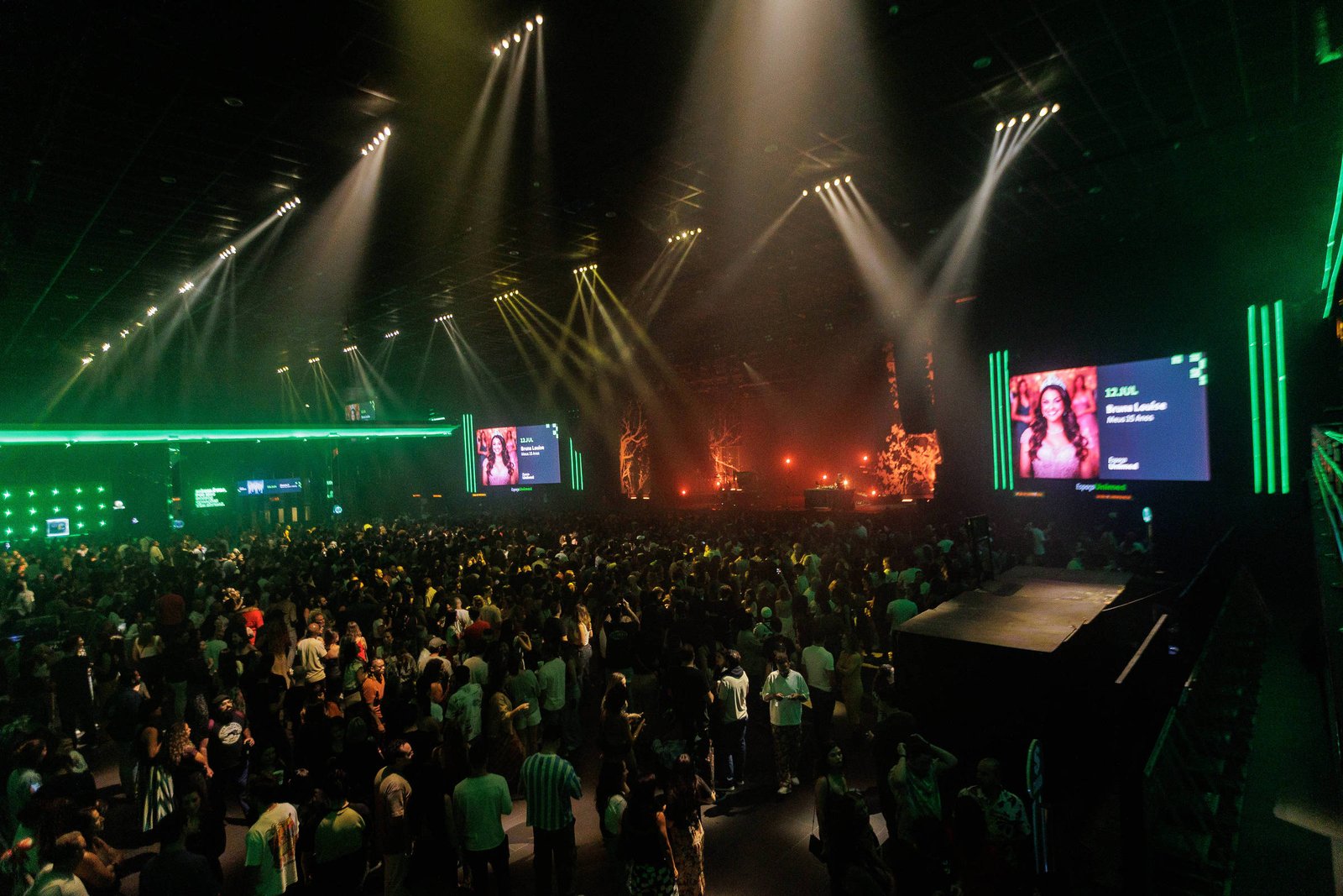 Show no Espaço Unimed com público animado e iluminação vibrante