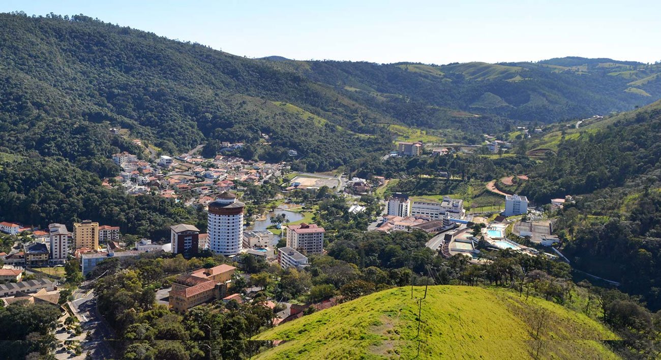 Vista panorâmica do Morro Pelado em Águas de Lindóia, com vegetação exuberante e céu azul