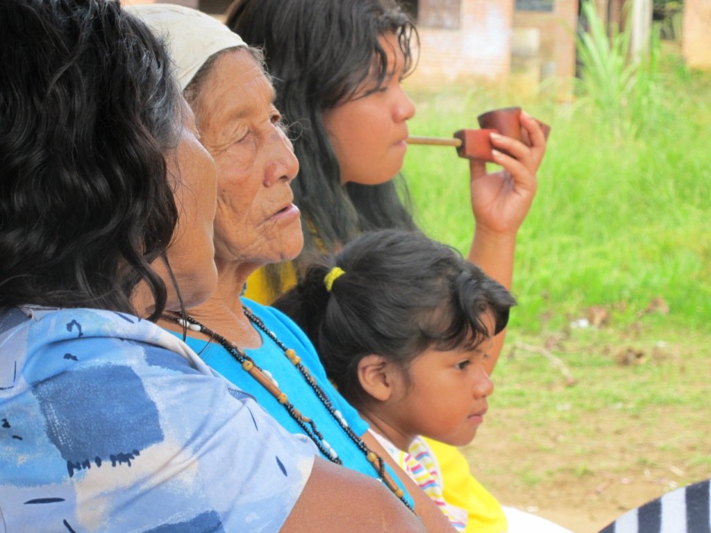 Crianças Guarani da Aldeia Tenondé Porã participando de rituais e atividades culturais