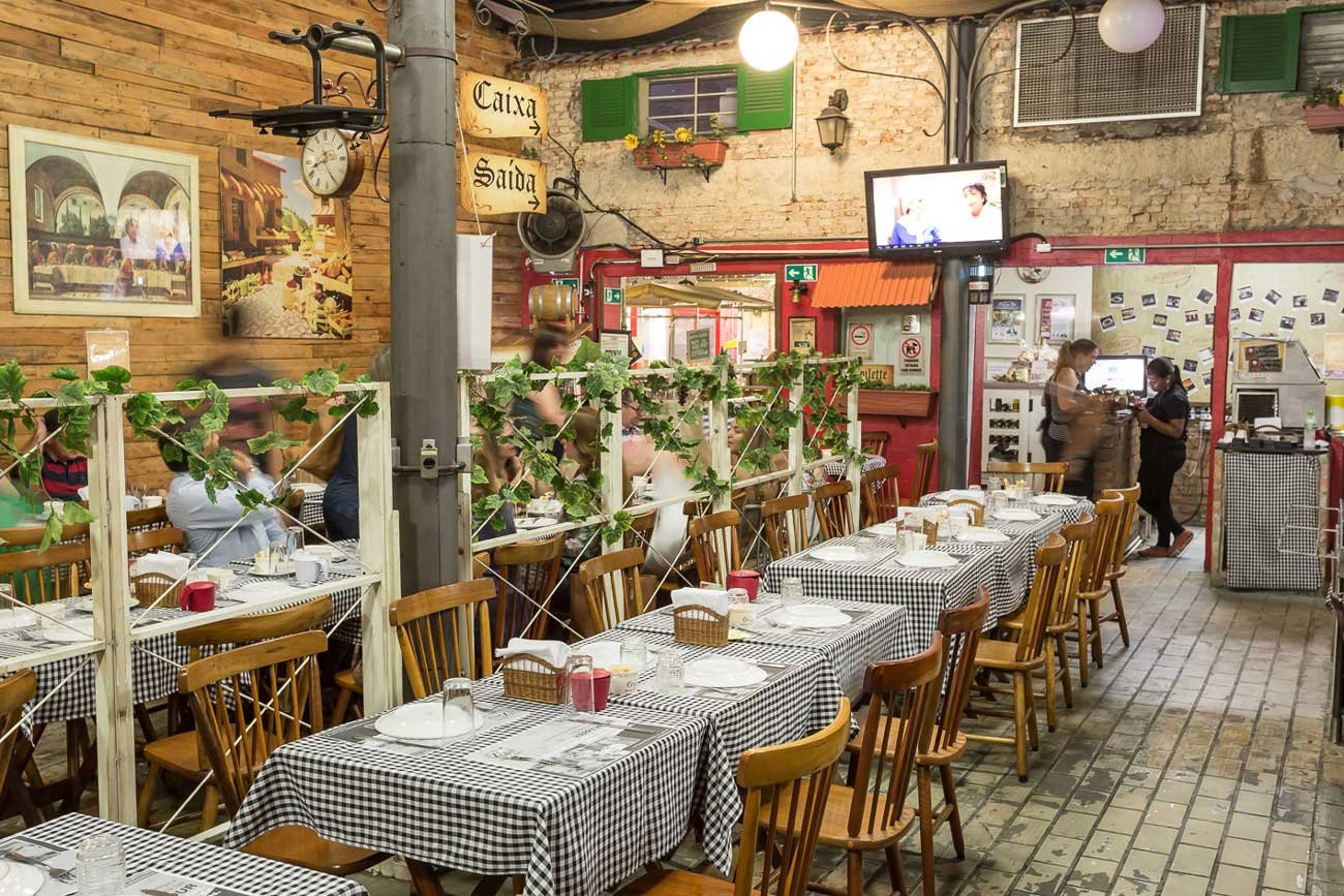 Interior do restaurante Piazza Zini com decoração inspirada na Itália