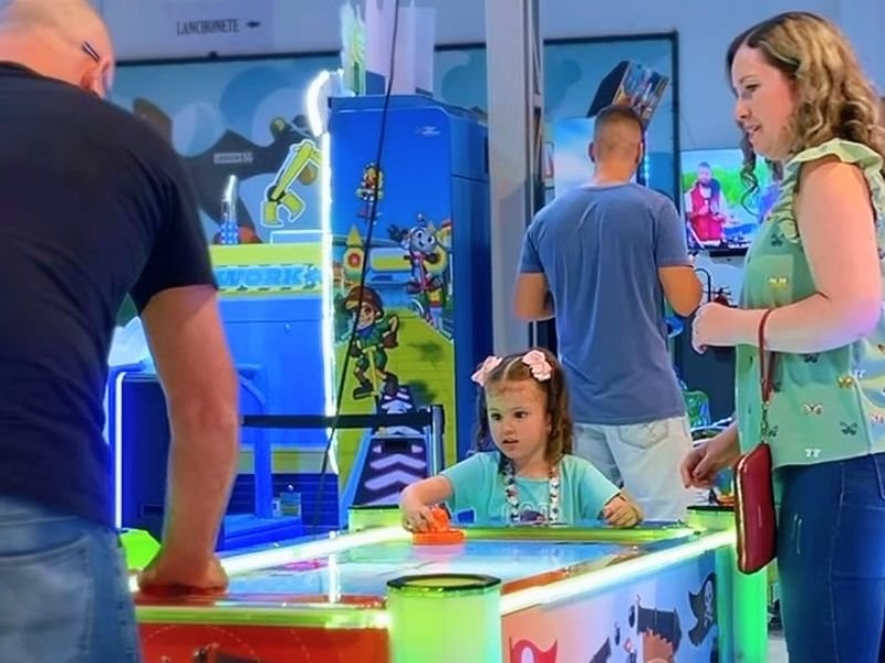 Casais dançando felizes em um ambiente acolhedor durante a Festa Acústica de Dia dos Namorados no Garagem 55 Mooca, São Paulo.