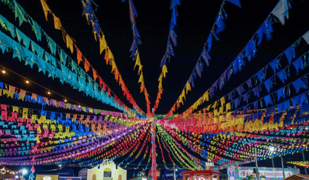 Festa junina em São Paulo 2026 com bandeirinhas, comidas típicas e público em arraiá