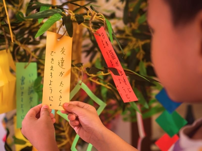 Grupo de pessoas participando do Festival das Estrelas em Santo André, celebrando a cultura japonesa com danças e tradições.