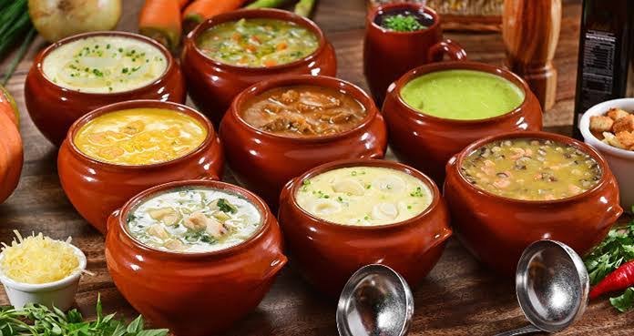 Prato de sopas variadas com acompanhamentos no Festival de Sopas Ceagesp 2026
