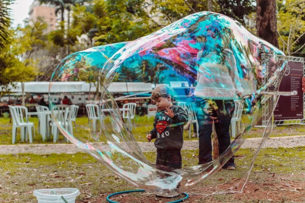 Pessoas curtindo o Festival PRACERIA no Parcão Chácara Klabin, em São Paulo, com diversas atividades culturais e gastronômicas.