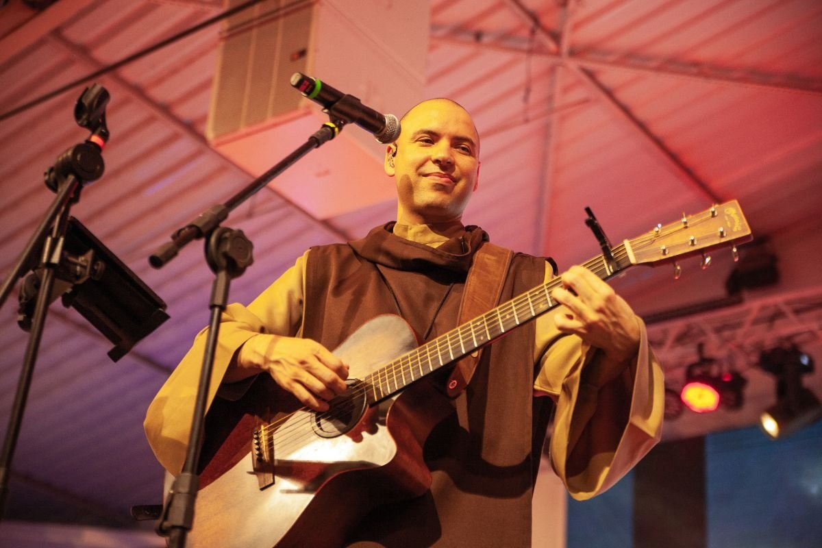 Frei Gilson se apresentando no show da Festa do Peão de Piracicaba