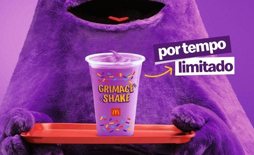 Milkshake Grimace Shake do McDonald's com coloração roxa vibrante em um copo