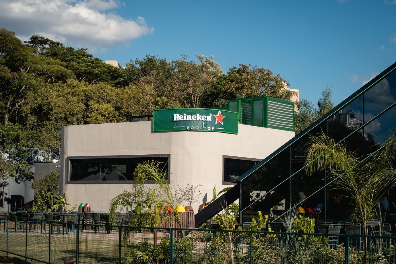 Interior da Heineken House em São Paulo com ambientes diversos para coworking e gastronomia