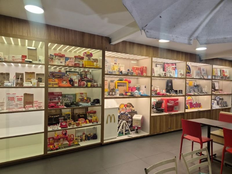 Museu Secreto do Fast Food em São Paulo com coleção de brinquedos raros e itens históricos do McDonald's