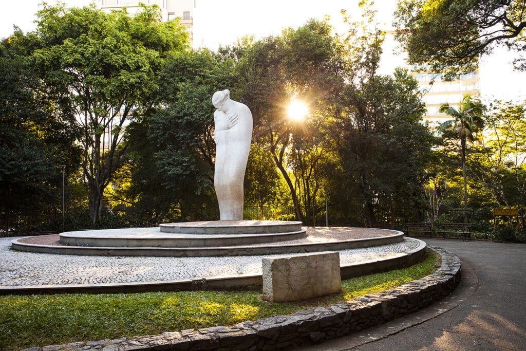 Imagem do Parque Buenos Aires em Higienópolis, mostrando áreas verdes, árvores e esculturas ao ar livre.
