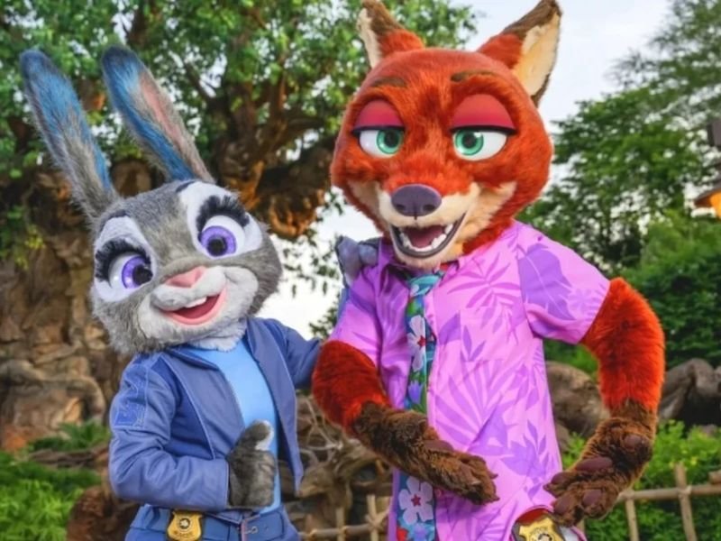 Personagens Judy Hopps e Nick Wilde de Zootopia interagindo com crianças no evento em Santo André
