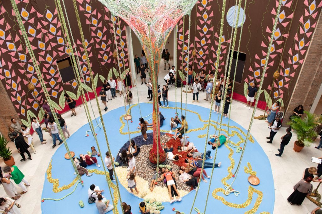 Crianças interagindo com obras de arte na exposição interativa da Pinacoteca de São Paulo