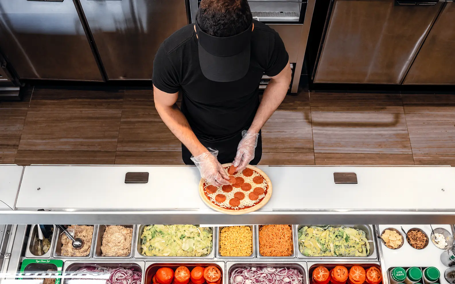 Pizzaria Faccio La Pizza em São Paulo com clientes montando suas próprias pizzas personalizadas