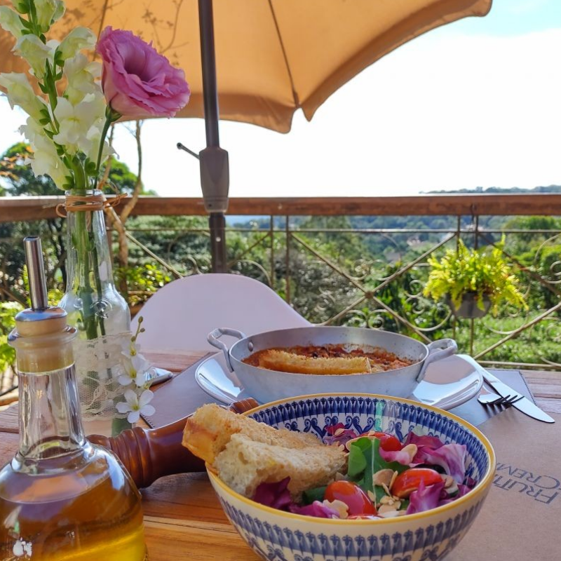Vista panorâmica de um restaurante em São Paulo com vista para a cidade