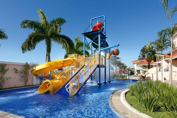 Crianças se divertindo em uma piscina do Royal Palm Plaza durante programação especial