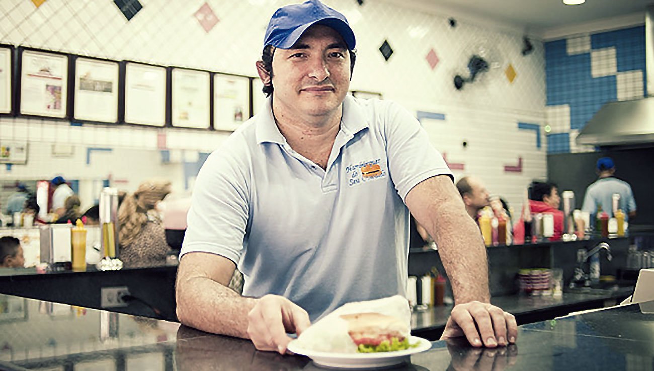 Hambúrguer artesanal do Seu Oswaldo com pão fresquinho, molho de tomate caseiro e maionese artesanal.