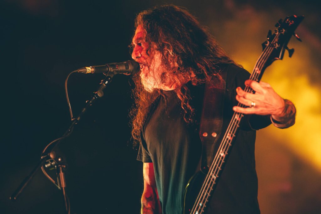 Slayer se apresentando ao vivo no Nubank Parque em São Paulo, com luzes e fãs vibrantes