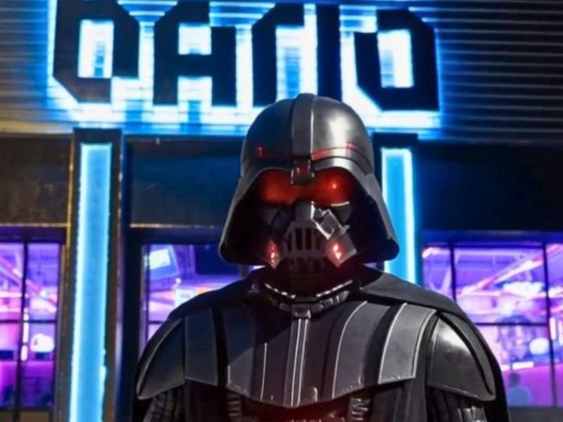 Fãs de Star Wars se divertindo no Bario Bar durante a celebração do Star Wars Day em São Paulo