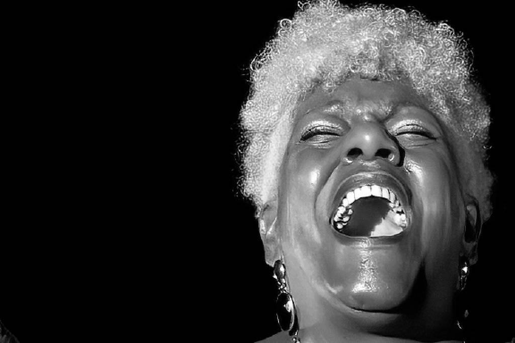Tia Carroll se apresentando no bar do hotel Fasano em São Paulo