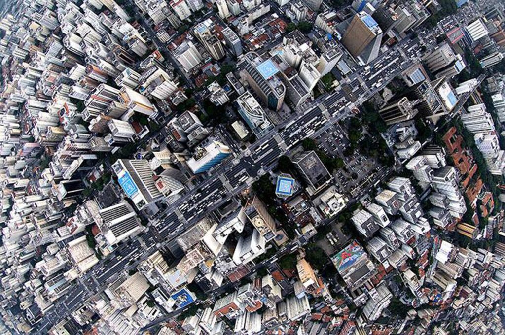 Vista do Pateo do Collegio, berço da cidade de São Paulo, com sua arquitetura histórica e pessoas visitando.