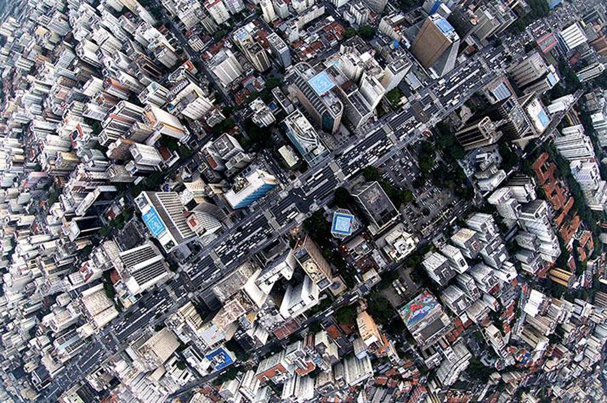 Vista do Pateo do Collegio, berço da cidade de São Paulo, com sua arquitetura histórica e pessoas visitando.