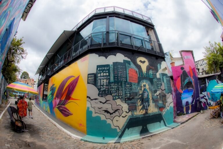 Murais coloridos e vibrantes no Beco do Batman, na Vila Madalena, São Paulo