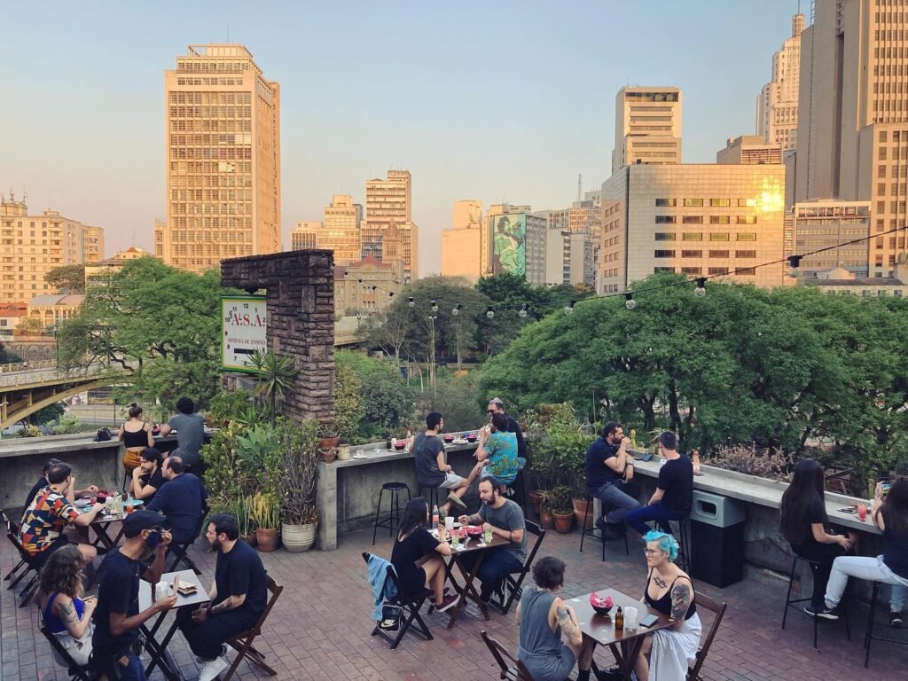 Vista do rooftop Balsa em São Paulo com a arquitetura do viaduto do Chá ao fundo