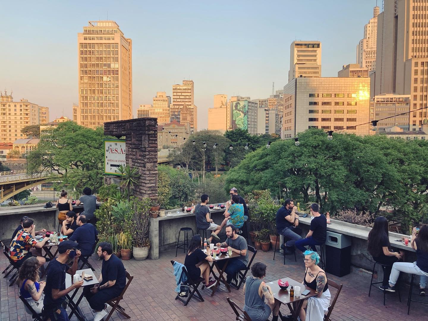 Vista do rooftop Balsa em São Paulo com a arquitetura do viaduto do Chá ao fundo