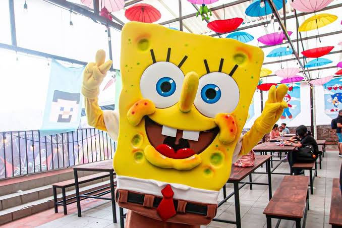 Fachada do restaurante Bob Esponja – Burguer & Restaurante em São Paulo com decoração colorida e figura do Bob Esponja