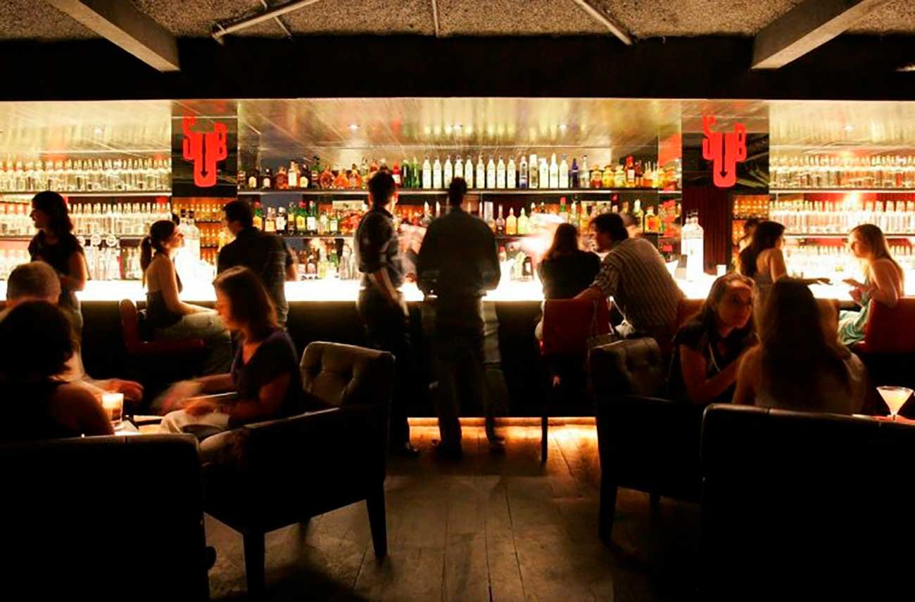 Coquetéis sofisticados sendo preparados no SubAstor, bar famoso em São Paulo