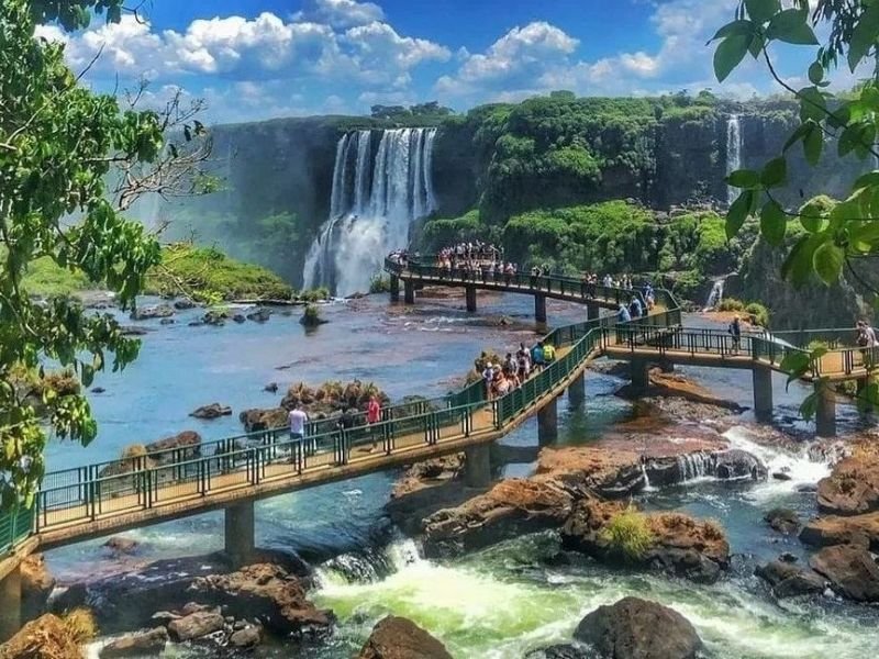 Família admirando as Cataratas do Iguaçu durante excursão