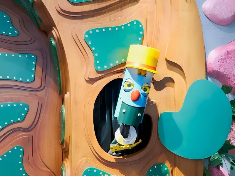 Exposição Castelo Rá-Tim-Bum com cenários icônicos e visitantes interagindo