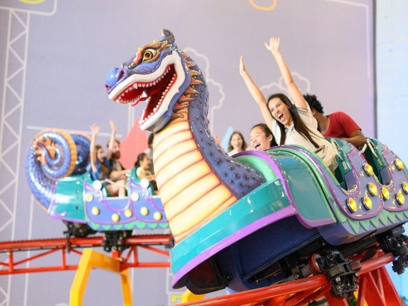 Família se divertindo no Playcenter Family com personagens e fondue