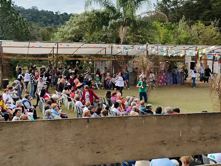 Festa Junina no Sítio Toca do Cupim com crianças se divertindo em atividades típicas.