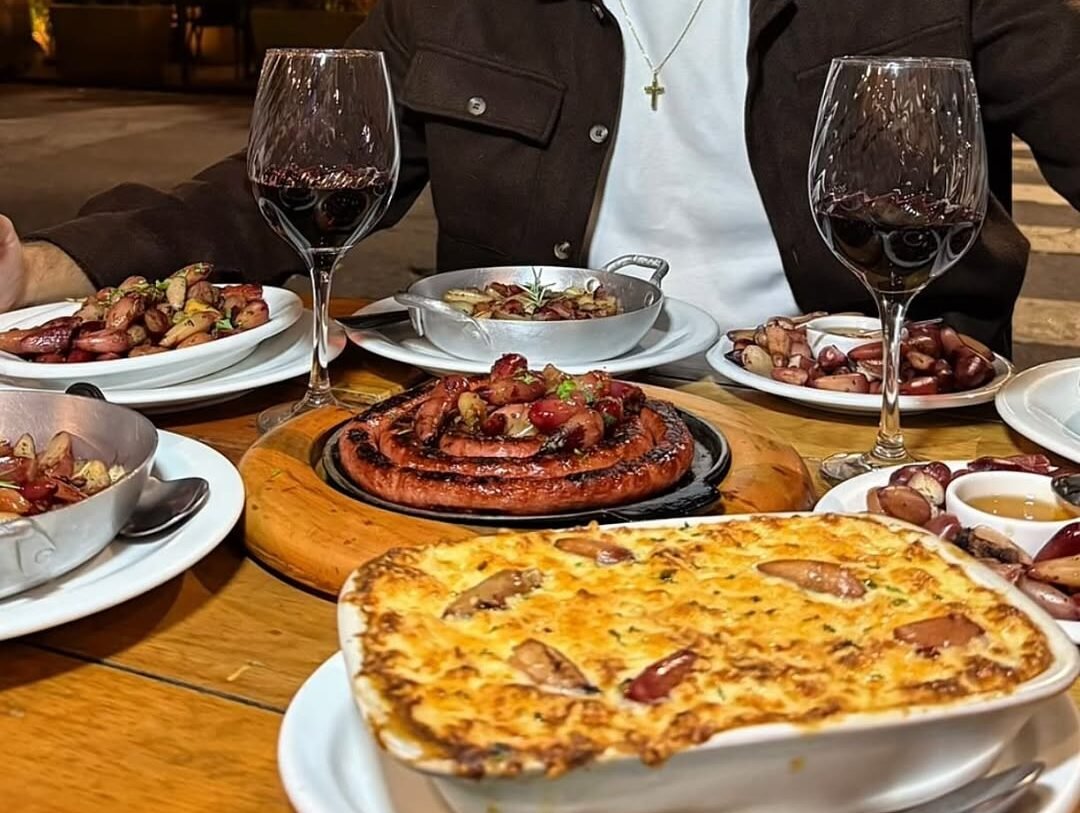 Prato de escondidinho de carne seca com pinhão e linguiça artesanal, servido no Festival do Pinhão em São Paulo
